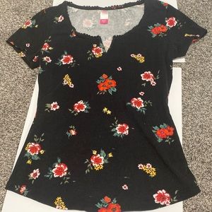 No boundaries is the brand it is a size xs(1) it has flowers on it